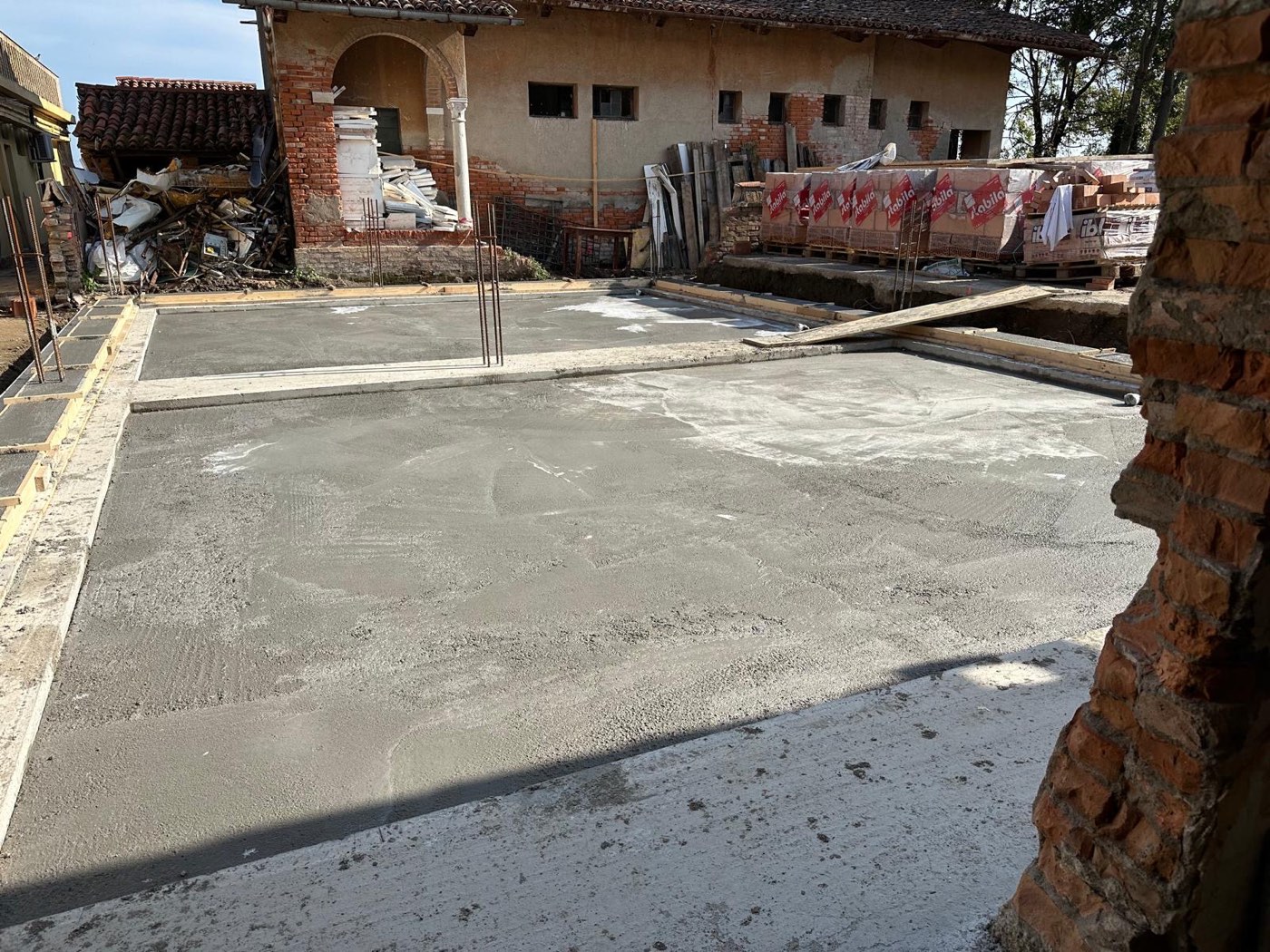 Locanda Cipriani, Torcello — nuove platee di fondazione in cemento armato tra le murature storiche in laterizio